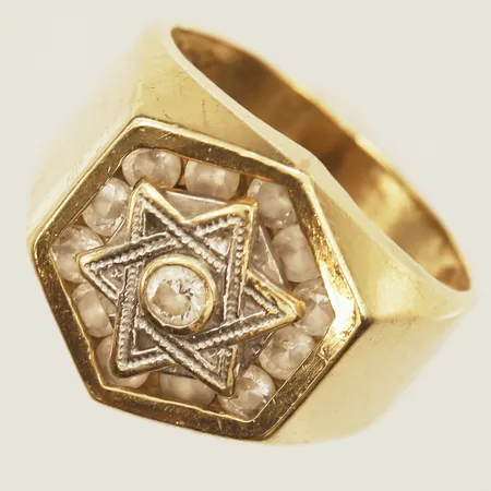 Ring med vita stenar, stl 19, bredd ca 16,5mm, stenar sitter något löst, lagad skena, 10K  Vikt: 7,5 g