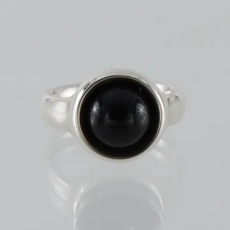 GEORG JENSEN, ring, modell nr 473, sterlingsilver och cabochonslipad onyx,storlek 17 mm,bredd 5-13.8 mm. Vikt: 9,5 g