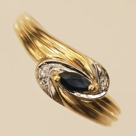 Ring med diamanter 2x ca 0,001ct, samt blå sten, stl 17½, bredd 7,5mm, 18K Vikt: 2,6 g