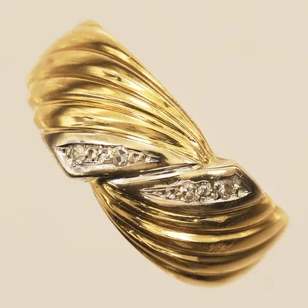 Ring med diamanter 4 x ca 0,01ct, stl 17¼, bredd ca 2,5-9mm, 18K  Vikt: 3,7 g