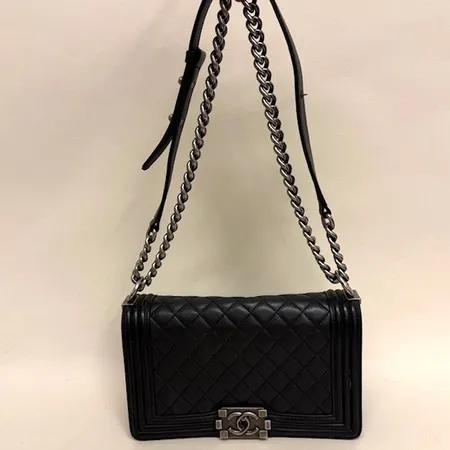 Väska Chanel Boy Flap Bag medium, svart quiltat kalvskinn, detaljer i vitmetall, mått ca 25x15x9cm, serienummer: 25291489, bruksslitage, reva i skinnet på axelrem, kvitto från Chanel i Stockholm 2017, certifikat, manual, dustbag, original box samt påse