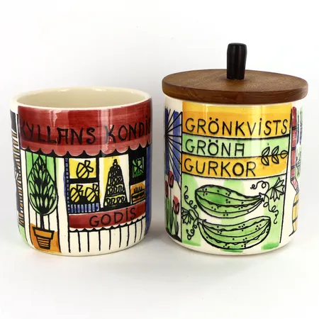 Burkar med ett lock i teak ur serien Vår Söta Lilla Stad, Anita Nylund för Jie Gantofta, Kyllans Kondis samt Grönkvists Gröna Gurkor, 1950-tal, märkt Jie Gantofta Sweden, en burk utan lock. 