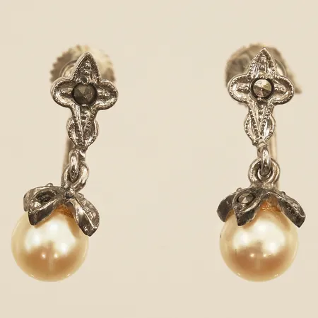 Ett par örhängen med pärlor, markasiter, längd 18,5mm, bredd 6,5mm, saknar en markasit, 830/1000 silver  Vikt: 2,8 g