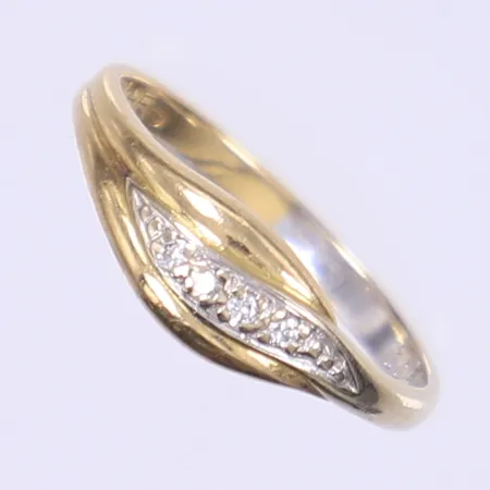 Ring med dia 0,05 ctv enl gravyr tvåfärgad stl 16½ bredd 2-6mm 18K Vikt: 1,8 g