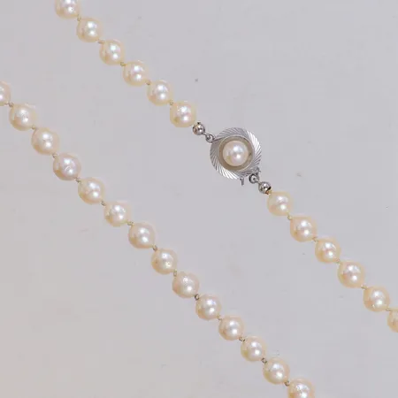 Pärlcollier med odlade pärlor, längd 88,5cm, bredd 6,3mm, lås vitguld i 18K  Vikt: 41,9 g