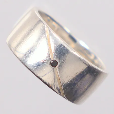 Ring Ø18¾ bredd 9,6mm Guldfynd, liten svart sten, silver 925/1000 Vikt: 11 g