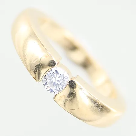 Ring med en briljantslipad diamant ca 0,23ct, stl: 17½, bredd: 2,7-4,5mm, 14K  Vikt: 6,9 g
