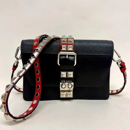 Väska Prada, Elektra, mått ca 14x20x5cm, svart läder med nitdetaljer, bruksslitage, smärre fläckar invändigt, kvitto 2018, Stockholm, dustbag