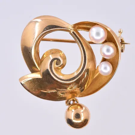 Brosch med pärlor, stl 23x29 mm, 18K. Vikt: 2,9 g