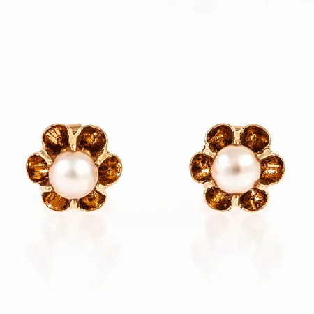 Örhängen i 18K guld med odlade halvpärlor Ø 4,5 mm. De är Ø 9 mm och väger 2,3g. Limrester. 