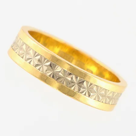 Ring vitguld/gulguld, stl 16, bredd ca 4,5mm, gravyr, 18K  Vikt: 4,4 g