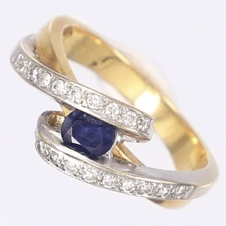 Ring med blå sten samt dia tot 0,20ctv enl gravyr tvåfärgad GHA stl 17¾ bredd 3-8mm 18K Vikt: 5,5 g