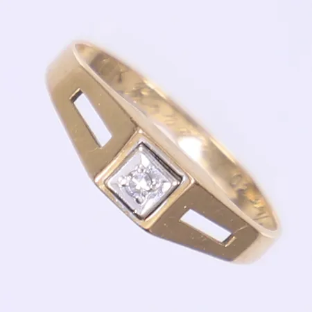 Ring med dia totalt 1xca0,02ct stl 17¼ bredd 2-5mm gravyr 18K Vikt: 1,7 g