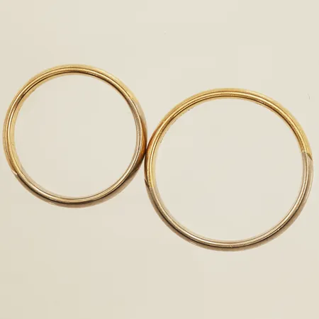 Två ringar, stl 16½-19½, bredd 4mm, tvåfärgad, gravyr, 18K Vikt: 9,2 g