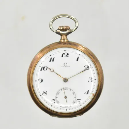 Fickur Omega, boett Ø51 mm, manuell, boettnr 6772263, verknr 5688881, krackelering på tavla, fungerade vid testtillfället, tre boetter i silver, klockkedja i metall, bruttovikt 102,5g, 800/1000 silver.