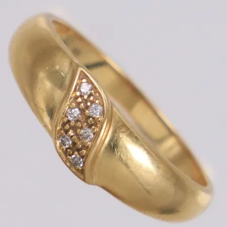 Ring med diamanter 6xca0,005ct, stl 18½, bredd 2,3-6,2mm, 18K  Vikt: 3,4 g
