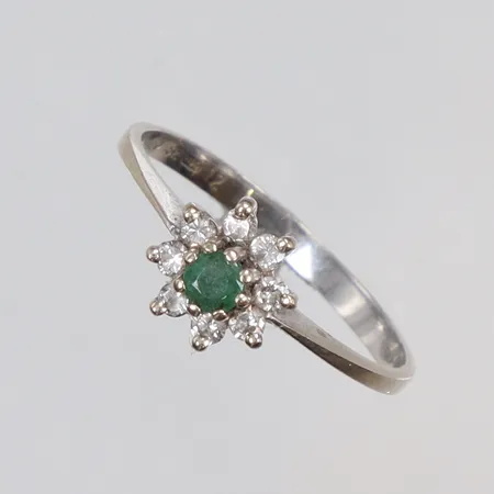 Ring med diamanter, totalt ca 8x0,01ct, samt grön sten, stl 16½, bredd 2-6mm, vitguld, 18K Vikt: 1,5 g