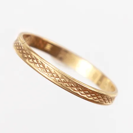Ring mönstrad stl 16¾, bredd: 2mm, gravyr, något skev skena, 18K Vikt: 1,2 g
