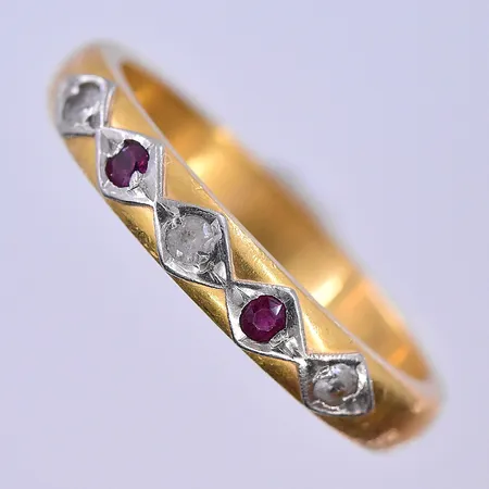 Ring med vita och röda stanar, stl 19½, bredd 4 mm, graverad, 23K. Vikt: 7,4 g