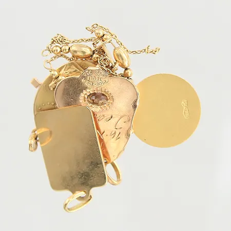 Diverse guldsmycken, sten, gravyr, defekt, 18K Vikt: 12,6 g