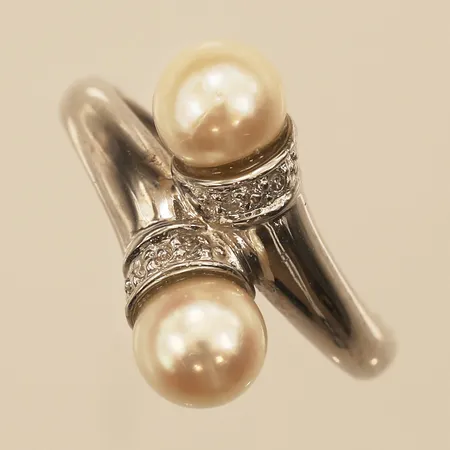 Ring med odlade pärlor och diamanter 6x ca0,005ct, stl 15¾, bredd 14mm, vitguld 18K Vikt: 2,9 g