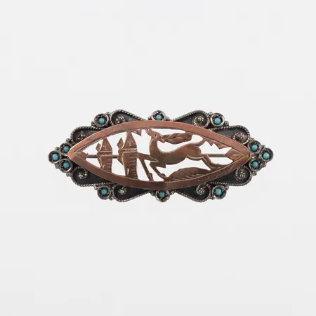 Brosch silver delvis förgylld,dekorerad med stenar,längd ca 5 cm. Vikt: 5,4 g