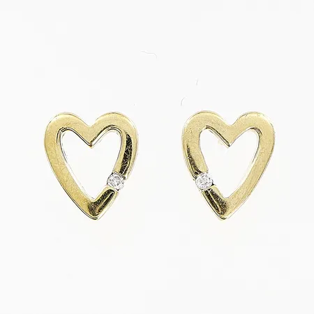 Ett par örhängen, hjärtan, 8x9mm, diamanter 2 x ca 0,01ct,  en stopp saknas, 9K Vikt: 1,7 g