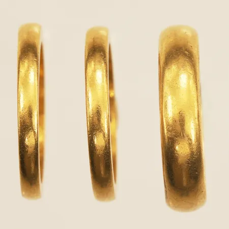 Ringar, tre stycken, stl 17½, stl 19¾, stl, 17½, gravyr, 23K  Vikt: 20,4 g