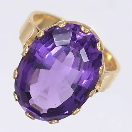 Ring med lila sten troligen ametist, stl 17, bredd 4-19mm, svenska stämplar, 18K Bruttovikt: 7,4g Vikt: 7,4 g