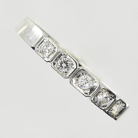 Ring med diamanter 0,15ctv, stl 19¼, bredd 3 mm, svag gravyr, vitguld, 18K. Vikt: 2,8 g