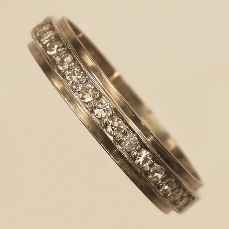 Ring med diamanter ca 15x ca 0,01ct, stl 16½, bredd 3,8mm, Rosengren & Eriksson Guldsmedja år 1966, vitguld, 18K  Vikt: 2,8 g