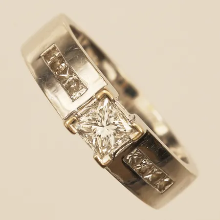 Ring med prinsesslipade diamanter, 1 x ca0,50ct, ca 8 x ca0,01ct, stl 17, bredd 5,5mm, GHA, 18K Vikt: 7,3 g