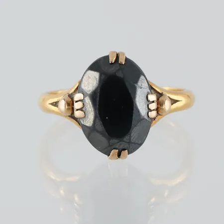 Ring med sten 23k i skenan och 18k i infattningen,storlek 18 mm,bredd 2.3-13.8 mm. Vikt: 4,5 g