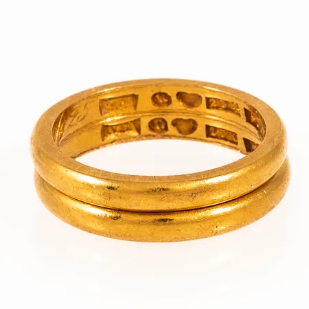 Graverat guld i 23K. Vikt: 10,5g. 