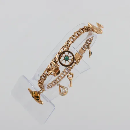 Armband 18k Bismarck med 7 st berlocker,K&EC Göteborg,längd ca 18.5 cm,bredd 5.6 mm. Vikt: 18,1 g