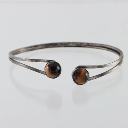 Armband silver stelt med 2 st tigeröga,Martin Öhman Lycksele 1964,längd ca 8 cm. Vikt: 16,4 g