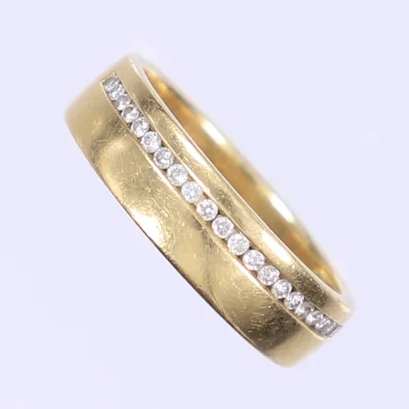 Ring med diamanter 21x ca 0,01ct stl 17½, bredd 5mm, GHA, 18K Vikt: 5,3 g