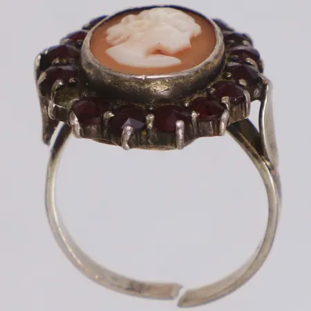 Ring med camé och granater, stl 16, bredd 2,2-19,3mm, uppklippt skena, två stenar saknas, silver 830/1000 Vikt: 4,2 g