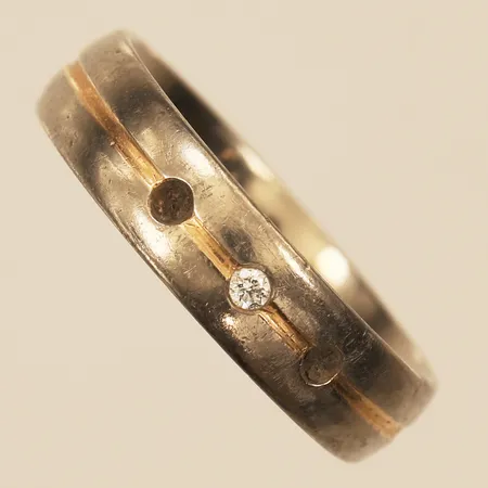 Ring med diamant ca 0,02ct, saknar två diamanter, stl 18, bredd 5mm, tvåfärgad, 18K  Vikt: 5,6 g