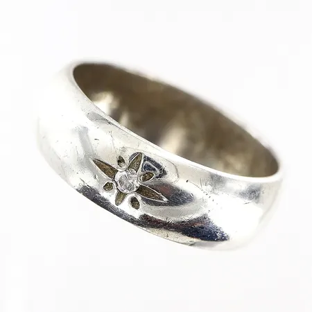 Ring 18½, vit sten, bredd 6mm, silver 925/1000. Vikt: 5,1 g