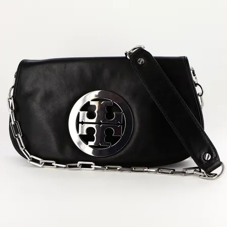 Väska Tory Burch Reva Clutch, svart skinn, metalldetaljer, 2x16x29cm, innerfack med dragkedja, 1 fickspegel, dustbag medföljer, mindre repor på beslag Vikt: 0 g