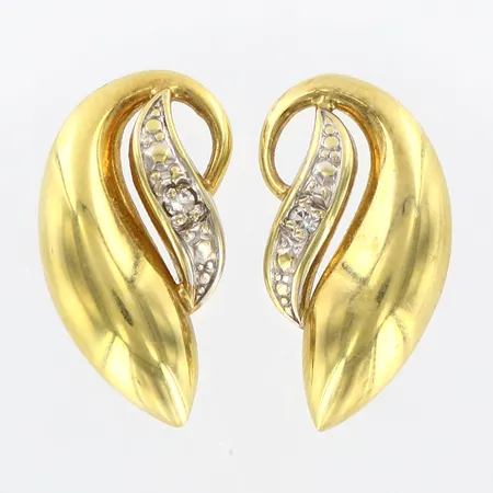 Ett par örhängen med diamanter 2x0,01ct ca 18mm, en stopp i vitmetall, 14K  Vikt: 2,7 g