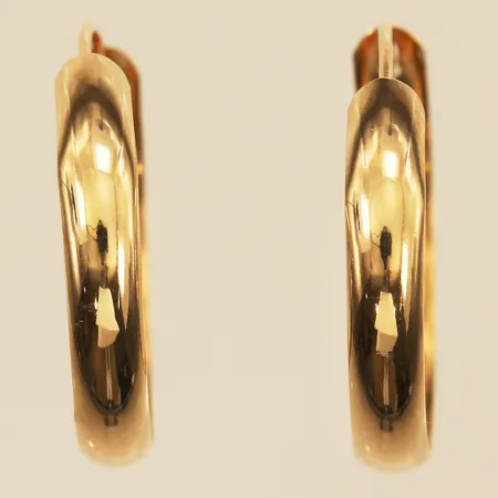 Ett par örhängen creoler, Ø24mm, bredd 3,9mm, skeva, GHA, 18K Vikt: 1,3 g