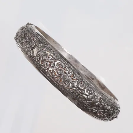 Armring mönstrad öppningsbart Ø63mm (innermått) bredd 15mm, bruksslitage ostämplat silver Vikt: 39,6 g