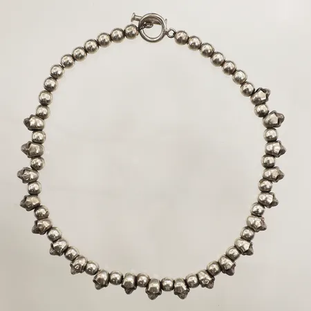 Collier med dödskallar, längd ca 42cm, bredd ca10,5mm, 925/1000 silver Vikt: 97,5 g