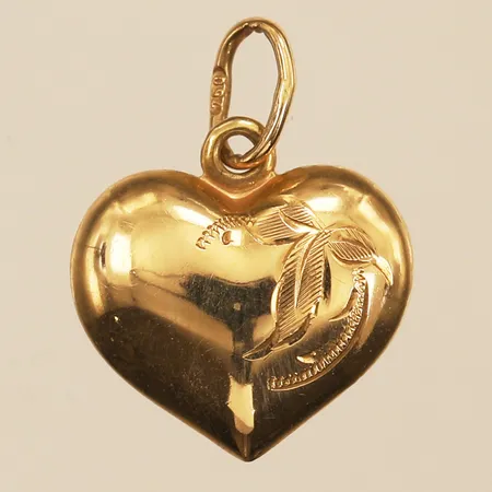Hänge hjärta med gravyrdekor, längd 15mm inkl ögla, bredd 11,8mm, 18K  Vikt: 0,5 g