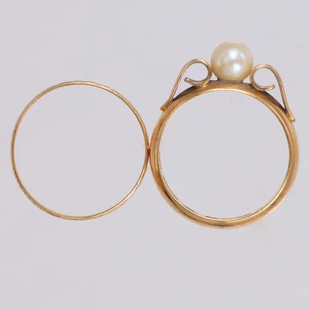 2 Ringar, en med pärla, gravyr, 18K Vikt: 7,2 g