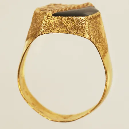 Klackring med emalj, stl 19½, bredd 16mm, skev, 21K  Vikt: 4,7 g