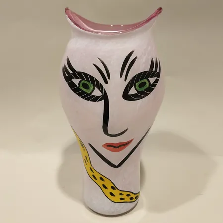 Vas Open Minds, Ulrica Hydman-Vallien, Kosta Boda, höjd ca 35cm, handmålad, rosa, signerad, numrerad 48745, etikettmärkt, träsockel  Skickas med postpaket.