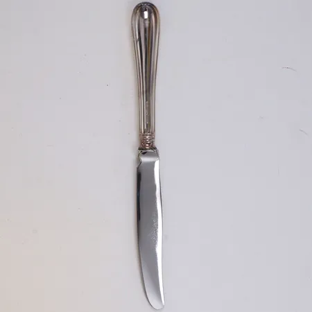 Kniv, längd ca 20cm, modell Svensk, Inköps Ab/Din Guldsmed, år 2002 Uppsala, 830/1000 silver Vikt: 67,8 g
